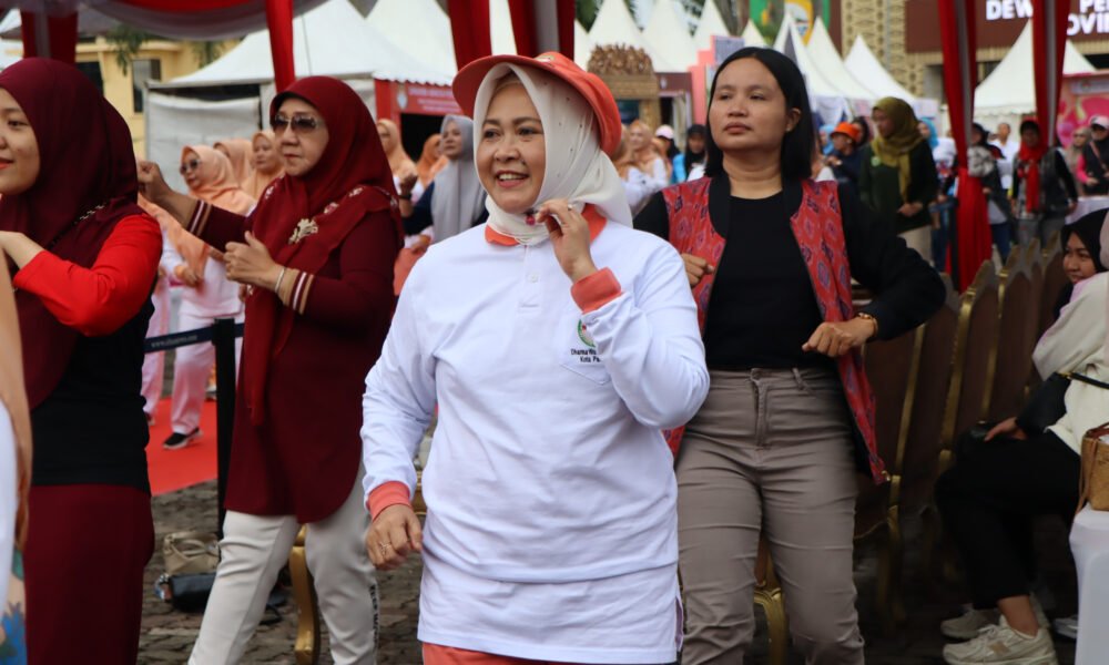 Suasana semarak DWP Fest dalam rangka peringatan HUT ke-26 Dharma Wanita Persatuan (DWP) Provinsi Sumatera Selatan yang digelar di halaman Kantor DPRD Provinsi Sumsel, Selasa (16/12/2025).