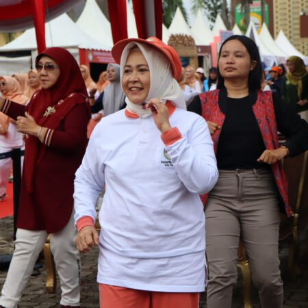 Semarak HUT ke-26 DWP Sumsel, DWP Fest Jadi Ajang Silaturahmi dan Kreativitas Suasana semarak DWP Fest dalam rangka peringatan HUT ke-26 Dharma Wanita Persatuan (DWP) Provinsi Sumatera Selatan yang digelar di halaman Kantor DPRD Provinsi Sumsel, Selasa (16/12/2025).