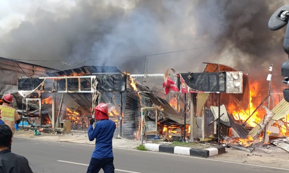 Kobaran api melahap deretan warung di Jalan Talang Kerangga, Kelurahan Talang Semut, Bukit Kecil, Palembang, Selasa (16/12/2025).