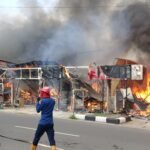 Kobaran api melahap deretan warung di Jalan Talang Kerangga, Kelurahan Talang Semut, Bukit Kecil, Palembang, Selasa (16/12/2025).