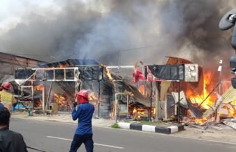 Kobaran api melahap deretan warung di Jalan Talang Kerangga, Kelurahan Talang Semut, Bukit Kecil, Palembang, Selasa (16/12/2025).