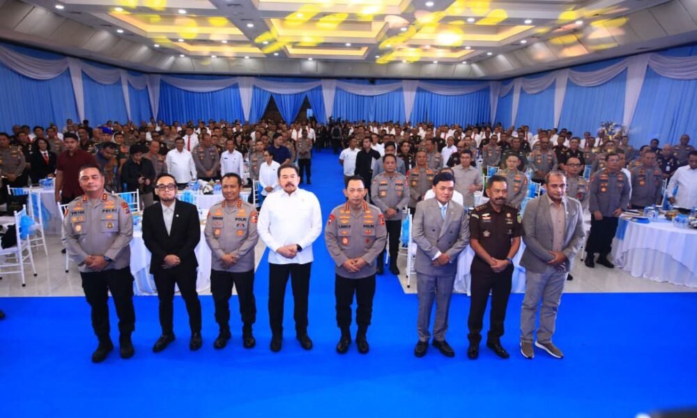 Kapolri Jenderal Listyo Sigit Prabowo bersama jajaran Polri dan Kejaksaan RI saat penandatanganan Nota Kesepahaman (MoU) dan Perjanjian Kerja Sama (PKS) di Gedung Bareskrim Polri, Jakarta Selatan, Selasa (16/12/2025).