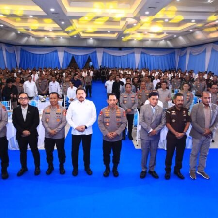Kapolri Jenderal Listyo Sigit Prabowo bersama jajaran Polri dan Kejaksaan RI saat penandatanganan Nota Kesepahaman (MoU) dan Perjanjian Kerja Sama (PKS) di Gedung Bareskrim Polri, Jakarta Selatan, Selasa (16/12/2025).