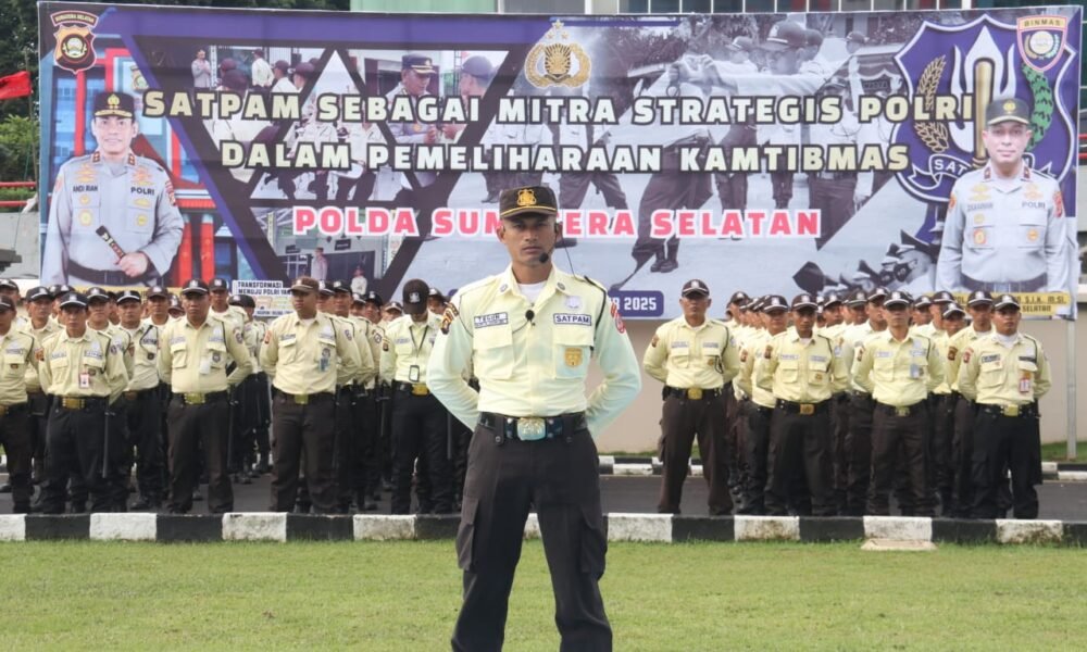 Ribuan personel Satuan Pengamanan (Satpam) dari berbagai perusahaan dan instansi di Sumatera Selatan mengikuti apel konsolidasi yang dipimpin Kapolda Sumsel Irjen Pol Andi Rian R Djajadi di halaman apel Mapolda Sumsel, Rabu (17/12/2025).