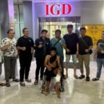 Petugas Satreskrim Polrestabes Palembang mengamankan tersangka Rasyid (22), pelaku begal, curanmor, dan penipuan, setelah dilumpuhkan karena melawan saat penangkapan.