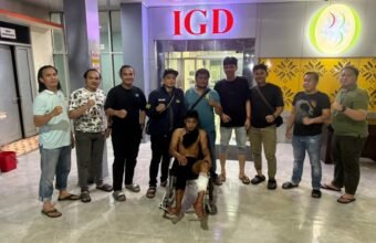 Petugas Satreskrim Polrestabes Palembang mengamankan tersangka Rasyid (22), pelaku begal, curanmor, dan penipuan, setelah dilumpuhkan karena melawan saat penangkapan.