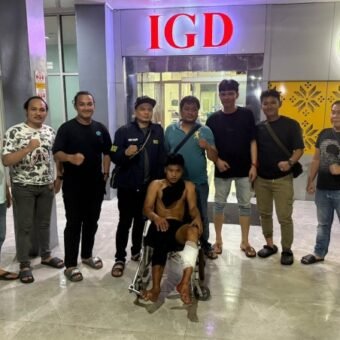 Petugas Satreskrim Polrestabes Palembang mengamankan tersangka Rasyid (22), pelaku begal, curanmor, dan penipuan, setelah dilumpuhkan karena melawan saat penangkapan.