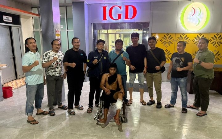 Petugas Satreskrim Polrestabes Palembang mengamankan tersangka Rasyid (22), pelaku begal, curanmor, dan penipuan, setelah dilumpuhkan karena melawan saat penangkapan.