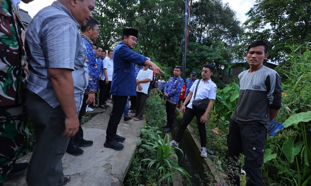 Wakil Wali Kota Palembang Prima Salam meninjau langsung kondisi jembatan rusak di Kelurahan Silaberanti, Kecamatan Jakabaring, Rabu (17/12/2025).