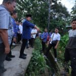 Wakil Wali Kota Palembang Prima Salam meninjau langsung kondisi jembatan rusak di Kelurahan Silaberanti, Kecamatan Jakabaring, Rabu (17/12/2025).