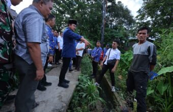 Wakil Wali Kota Palembang Prima Salam meninjau langsung kondisi jembatan rusak di Kelurahan Silaberanti, Kecamatan Jakabaring, Rabu (17/12/2025).