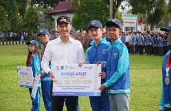 Bupati OKI Muchendi Mahzareki menyerahkan bonus secara simbolis kepada atlet berprestasi Porprov XV Sumsel 2025 di sela Apel Bulanan Gabungan dan Peringatan Hari Bela Negara ke-77, Rabu (17/12).
