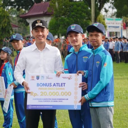 Pemkab OKI Alokasikan Bonus Rp1,1 Miliar untuk Atlet Berprestasi Porprov XV Sumsel 2025 Bupati OKI Muchendi Mahzareki menyerahkan bonus secara simbolis kepada atlet berprestasi Porprov XV Sumsel 2025 di sela Apel Bulanan Gabungan dan Peringatan Hari Bela Negara ke-77, Rabu (17/12).