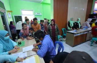 Pemerintah Kota Palembang bersama Baznas Kota Palembang menggelar khitanan massal gratis bagi 100 anak yatim dan dhuafa di Puskesmas Pembina Kelurahan Silabranti, Kecamatan Jakabaring, Kamis (18/12/2025).