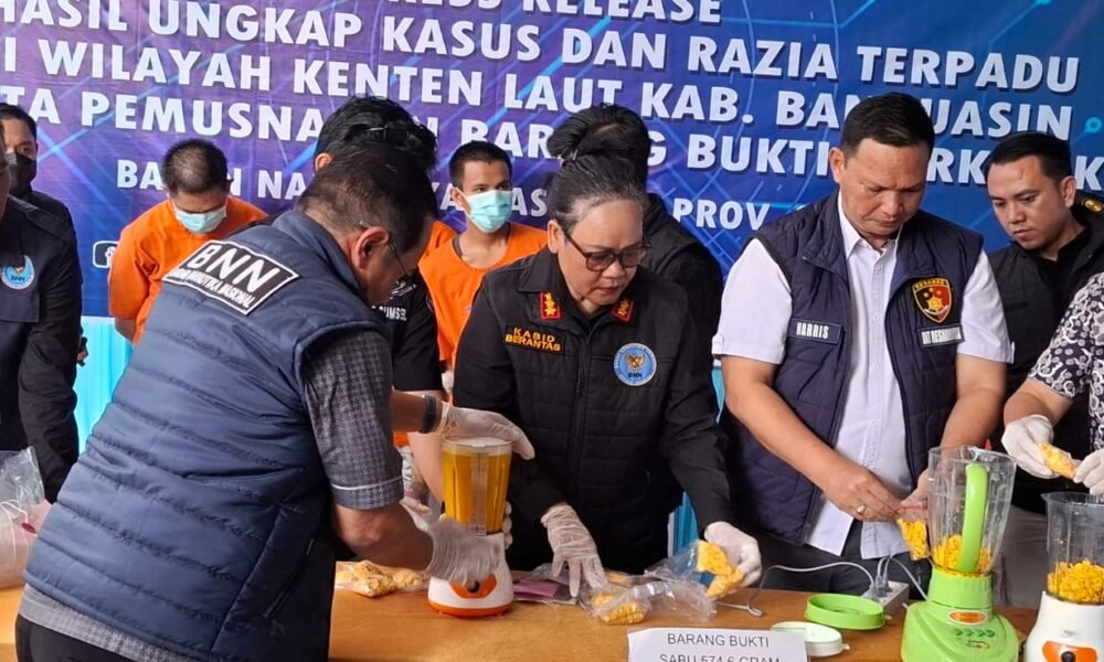 Kepala BNNP Sumsel Brigjen Pol Hisar Siallagan memimpin langsung pemusnahan barang bukti narkotika hasil ungkap kasus Oktober–November 2025 dengan cara diblender, Kamis (18/12/2025).