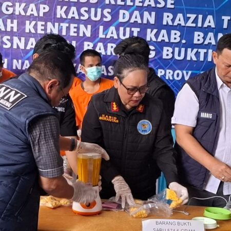 Kepala BNNP Sumsel Brigjen Pol Hisar Siallagan memimpin langsung pemusnahan barang bukti narkotika hasil ungkap kasus Oktober–November 2025 dengan cara diblender, Kamis (18/12/2025).