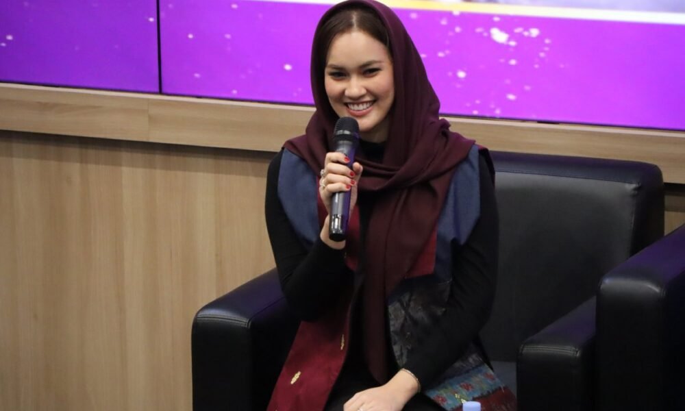 Staf Ahli TP PKK Kota Palembang, Putri Azizah Prima Salam, saat menjadi narasumber dalam kegiatan Penganugerahan Tokoh Ibu Inspiratif yang digelar KOPRI PMII Palembang di Kampus B UIN Raden Fatah Palembang, Kamis (18/12/2025).