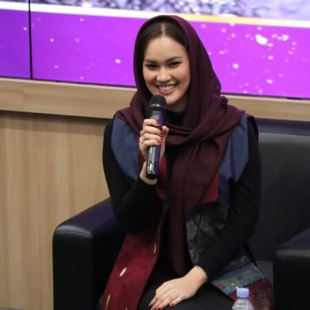 Staf Ahli TP PKK Kota Palembang, Putri Azizah Prima Salam, saat menjadi narasumber dalam kegiatan Penganugerahan Tokoh Ibu Inspiratif yang digelar KOPRI PMII Palembang di Kampus B UIN Raden Fatah Palembang, Kamis (18/12/2025).