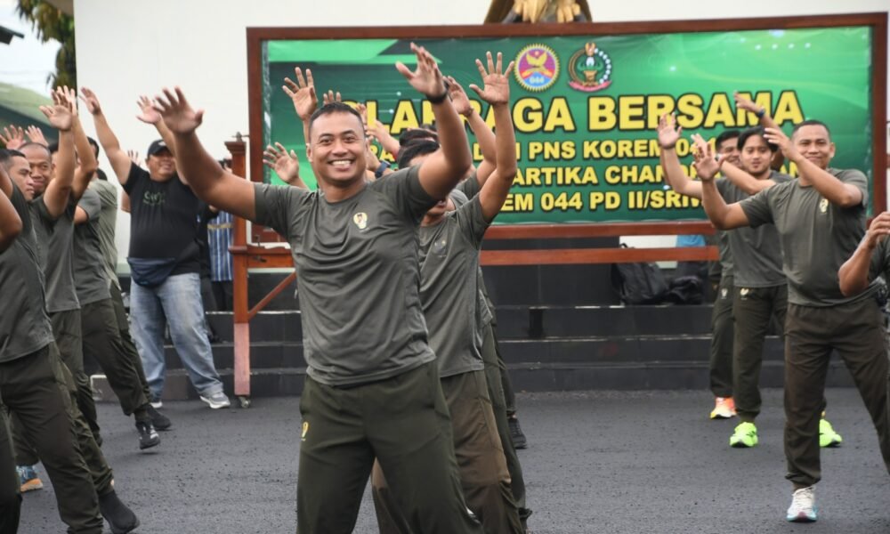 Danrem 044/Gapo Brigjen TNI Adri Koesdyanto bersama prajurit, PNS, Persit Kartika Chandra Kirana, mitra Korem, dan awak media saat mengikuti olahraga bersama dan coffee morning di Makorem 044/Gapo, Kamis (18/12/2025).