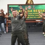 Danrem 044/Gapo Brigjen TNI Adri Koesdyanto bersama prajurit, PNS, Persit Kartika Chandra Kirana, mitra Korem, dan awak media saat mengikuti olahraga bersama dan coffee morning di Makorem 044/Gapo, Kamis (18/12/2025).