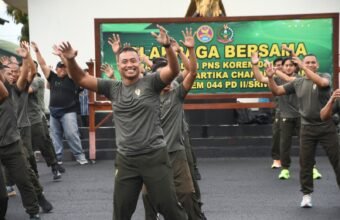 Danrem 044/Gapo Brigjen TNI Adri Koesdyanto bersama prajurit, PNS, Persit Kartika Chandra Kirana, mitra Korem, dan awak media saat mengikuti olahraga bersama dan coffee morning di Makorem 044/Gapo, Kamis (18/12/2025).