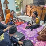 Petugas Polrestabes Palembang mendatangi rumah korban penyiraman air keras di kawasan Seberang Ulu I.