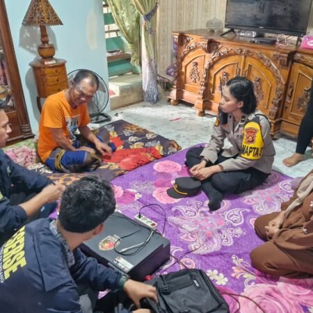 Petugas Polrestabes Palembang mendatangi rumah korban penyiraman air keras di kawasan Seberang Ulu I.