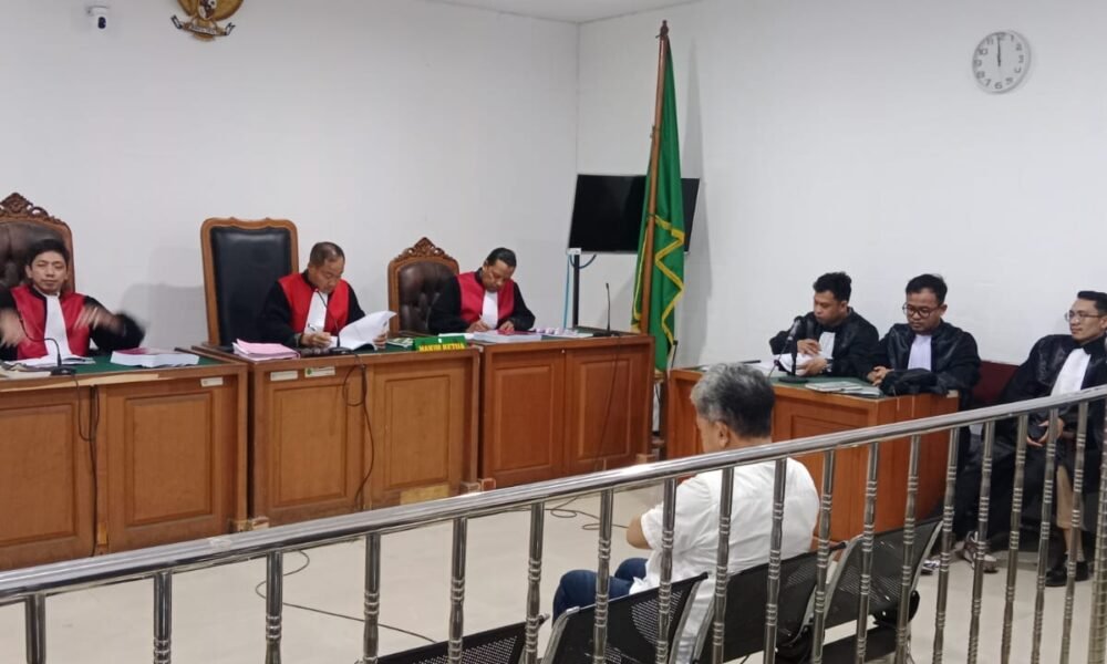 Terdakwa Aprizal didampingi kuasa hukumnya saat mengikuti sidang pembacaan tuntutan oleh Jaksa Penuntut Umum di Pengadilan Negeri Tipikor Palembang, Kamis (18/12/2025).