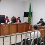 Terdakwa Aprizal didampingi kuasa hukumnya saat mengikuti sidang pembacaan tuntutan oleh Jaksa Penuntut Umum di Pengadilan Negeri Tipikor Palembang, Kamis (18/12/2025).