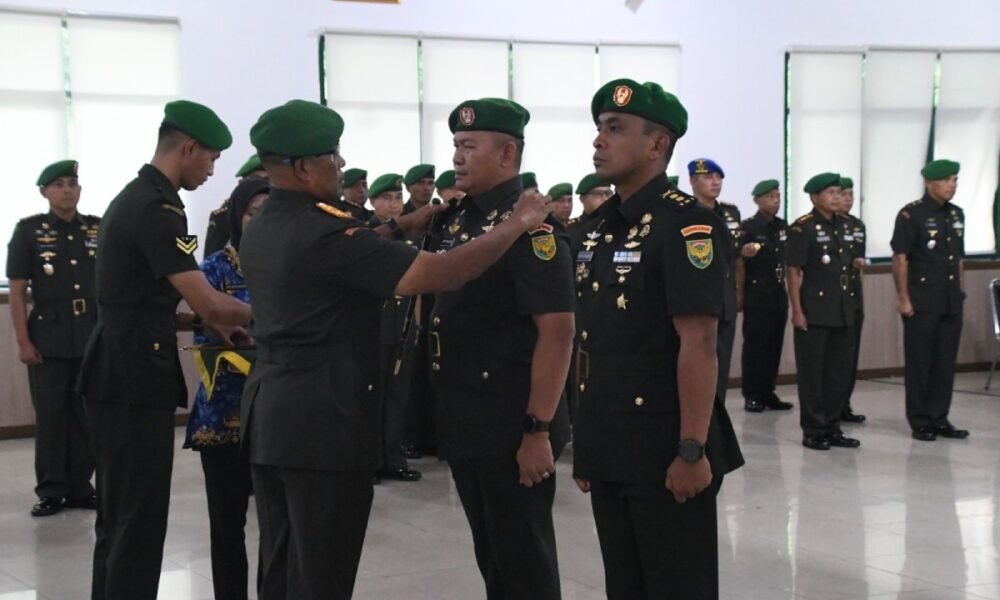 Danrem 044/Gapo Brigjen TNI Adri Koesdyanto memimpin upacara Serah Terima Jabatan Komandan Kodim 0406/Lubuk Linggau dari Letkol Inf Arie Prasatyo Widyo Broto kepada Letkol Inf Danny Steven Surbakti di Aula Makorem 044/Gapo, Palembang, Kamis (18/12/2025).