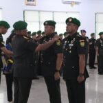 Danrem 044/Gapo Brigjen TNI Adri Koesdyanto memimpin upacara Serah Terima Jabatan Komandan Kodim 0406/Lubuk Linggau dari Letkol Inf Arie Prasatyo Widyo Broto kepada Letkol Inf Danny Steven Surbakti di Aula Makorem 044/Gapo, Palembang, Kamis (18/12/2025).