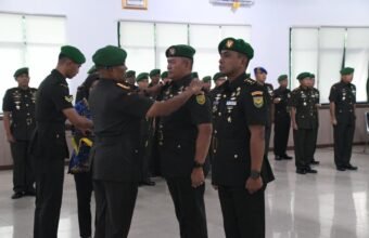 Danrem 044/Gapo Brigjen TNI Adri Koesdyanto memimpin upacara Serah Terima Jabatan Komandan Kodim 0406/Lubuk Linggau dari Letkol Inf Arie Prasatyo Widyo Broto kepada Letkol Inf Danny Steven Surbakti di Aula Makorem 044/Gapo, Palembang, Kamis (18/12/2025).