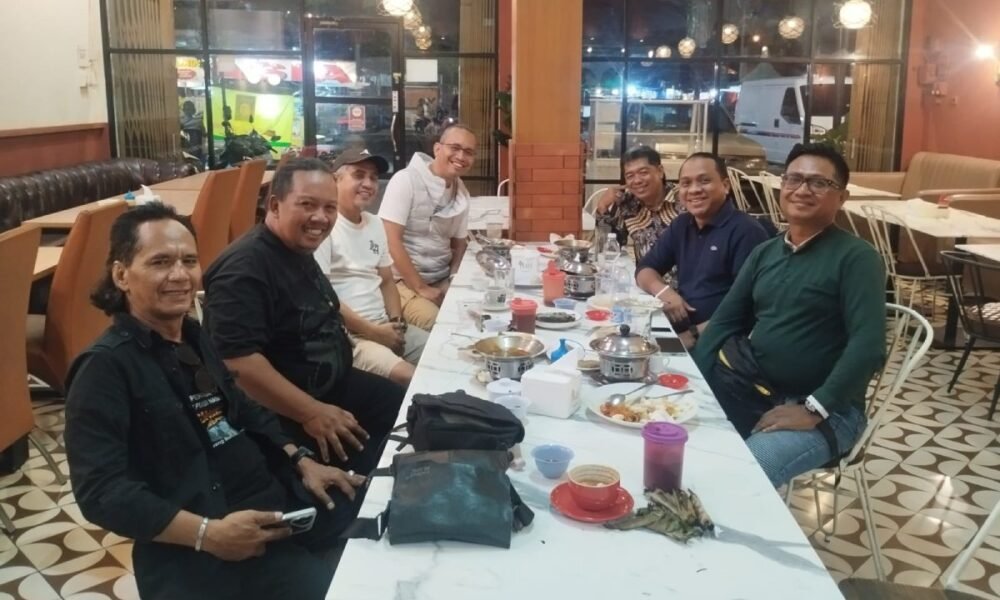 Pendongeng membawakan kisah pala, cengkeh, dan lada Nusantara dalam FDII Main Riang Roadshow 2025 yang diikuti ratusan anak di Palembang.