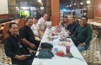 Pendongeng membawakan kisah pala, cengkeh, dan lada Nusantara dalam FDII Main Riang Roadshow 2025 yang diikuti ratusan anak di Palembang.