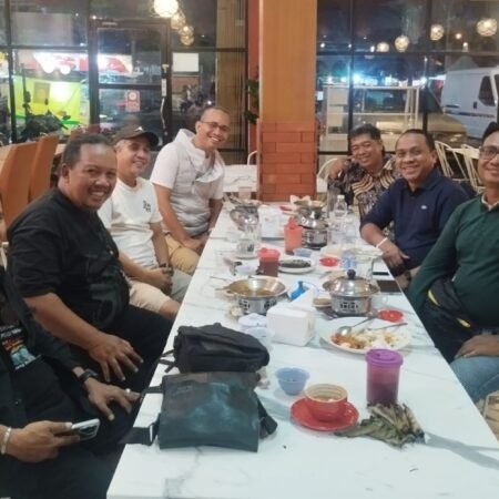 Pendongeng membawakan kisah pala, cengkeh, dan lada Nusantara dalam FDII Main Riang Roadshow 2025 yang diikuti ratusan anak di Palembang.