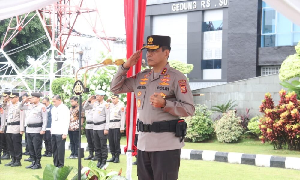 Kapolda Sumsel Irjen Pol Andi Rian R. Djajadi, S.I.K., M.H. memimpin Upacara Peringatan Hari Bela Negara ke-77 Tahun 2025 di Mapolda Sumsel, Jumat (19/12/2025).