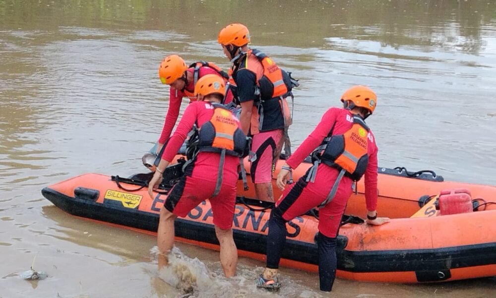 Tim SAR Gabungan menyisir aliran Sungai Lematang, Kabupaten Muara Enim, menggunakan perahu karet dalam upaya pencarian Reno Saputra (32) yang dilaporkan tenggelam usai diduga panik saat melihat kedatangan petugas kepolisian, Kamis (18/12/2025).