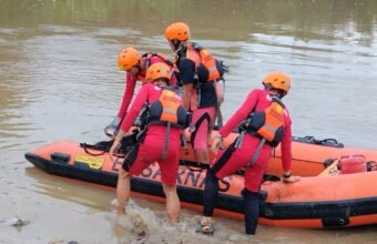 Tim SAR Gabungan menyisir aliran Sungai Lematang, Kabupaten Muara Enim, menggunakan perahu karet dalam upaya pencarian Reno Saputra (32) yang dilaporkan tenggelam usai diduga panik saat melihat kedatangan petugas kepolisian, Kamis (18/12/2025).