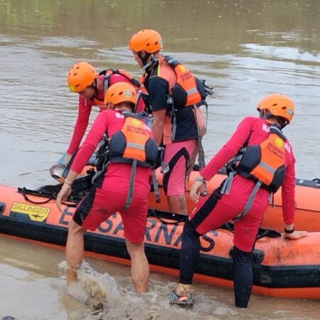 Pria Diduga Kabur dari Kejaran Polisi Tenggelam di Sungai Lematang Muara Enim, Tim SAR Lakukan Pencarian Intensif Tim SAR Gabungan menyisir aliran Sungai Lematang, Kabupaten Muara Enim, menggunakan perahu karet dalam upaya pencarian Reno Saputra (32) yang dilaporkan tenggelam usai diduga panik saat melihat kedatangan petugas kepolisian, Kamis (18/12/2025).