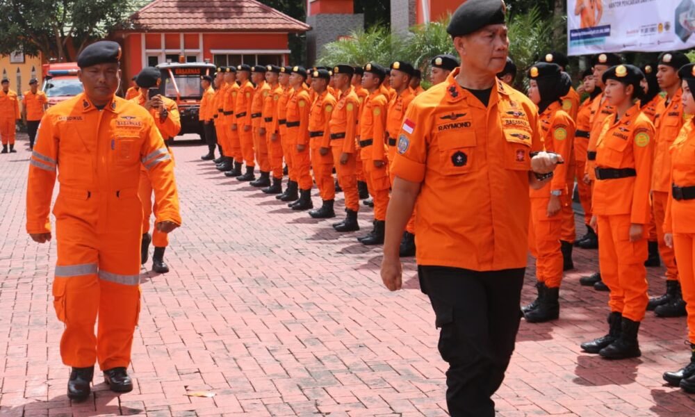 Kepala Basarnas Marsekal Madya TNI Mohammad Syafii memimpin apel kesiapsiagaan pembukaan Siaga SAR Khusus Natal 2025 dan Tahun Baru 2026 di Basarnas Command Center, Jumat (19/12/2025).