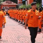 Kepala Basarnas Marsekal Madya TNI Mohammad Syafii memimpin apel kesiapsiagaan pembukaan Siaga SAR Khusus Natal 2025 dan Tahun Baru 2026 di Basarnas Command Center, Jumat (19/12/2025).