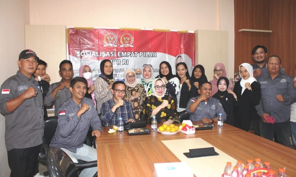 Anggota DPD RI sekaligus MPR RI, Hj Eva Susanti SE MM, berfoto bersama Ketua DPD PJS Sumsel Edi Triono, ST dan jajaran pengurus PJS Sumatera Selatan usai silaturahmi yang berlangsung hangat di Kantor Detiksumsel, Jalan Arivai, Kota Palembang, Jumat (20/12/2025).