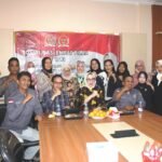 Anggota DPD RI sekaligus MPR RI, Hj Eva Susanti SE MM, berfoto bersama Ketua DPD PJS Sumsel Edi Triono, ST dan jajaran pengurus PJS Sumatera Selatan usai silaturahmi yang berlangsung hangat di Kantor Detiksumsel, Jalan Arivai, Kota Palembang, Jumat (20/12/2025).