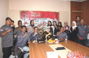 Anggota DPD RI sekaligus MPR RI, Hj Eva Susanti SE MM, berfoto bersama Ketua DPD PJS Sumsel Edi Triono, ST dan jajaran pengurus PJS Sumatera Selatan usai silaturahmi yang berlangsung hangat di Kantor Detiksumsel, Jalan Arivai, Kota Palembang, Jumat (20/12/2025).