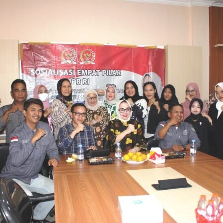 Anggota DPD RI sekaligus MPR RI, Hj Eva Susanti SE MM, berfoto bersama Ketua DPD PJS Sumsel Edi Triono, ST dan jajaran pengurus PJS Sumatera Selatan usai silaturahmi yang berlangsung hangat di Kantor Detiksumsel, Jalan Arivai, Kota Palembang, Jumat (20/12/2025).