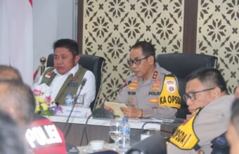 Kapolda Sumsel Irjen Pol Andi Rian R Djajadi memimpin Rapat Koordinasi Lintas Sektoral Operasi Lilin Musi 2025 di Griya Agung Palembang, Jumat (19/12/2025), guna memastikan kesiapan pengamanan Natal 2025 dan Tahun Baru 2026 di wilayah Sumatera Selatan.