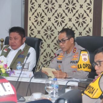 Polda Sumsel Siapkan 2.865 Personel Ops Lilin Musi 2025 Kapolda Sumsel Irjen Pol Andi Rian R Djajadi memimpin Rapat Koordinasi Lintas Sektoral Operasi Lilin Musi 2025 di Griya Agung Palembang, Jumat (19/12/2025), guna memastikan kesiapan pengamanan Natal 2025 dan Tahun Baru 2026 di wilayah Sumatera Selatan.