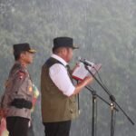 Meski diguyur hujan deras, Kapolda Sumsel Irjen Pol Andi Rian R Djajadi bersama Gubernur Sumatera Selatan H Herman Deru memimpin Apel Gelar Pasukan Operasi Lilin Musi 2025 di halaman Griya Agung Palembang, Jumat (19/12/2025).