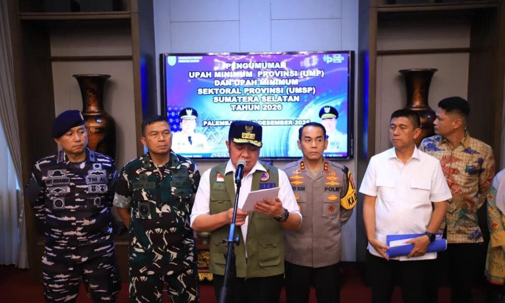 Gubernur Sumatera Selatan H. Herman Deru saat mengumumkan Upah Minimum Provinsi (UMP) Sumsel Tahun 2026 sebesar Rp 3.942.963 dalam kegiatan di Griya Agung Palembang, Jumat (19/12/2025).