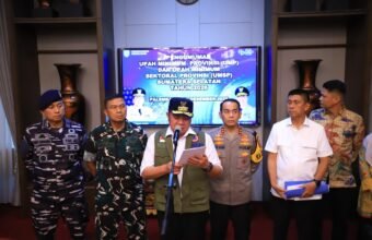 Gubernur Sumatera Selatan H. Herman Deru saat mengumumkan Upah Minimum Provinsi (UMP) Sumsel Tahun 2026 sebesar Rp 3.942.963 dalam kegiatan di Griya Agung Palembang, Jumat (19/12/2025).